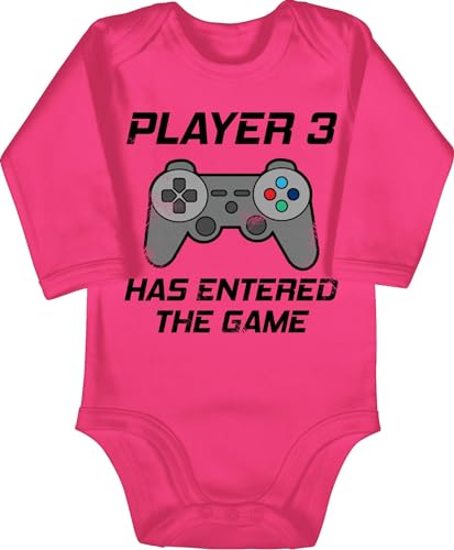Baby Body langarm Mädchen Junge - Sprüche - Player 3 has entered the Game - schwarz - 3/6 Monate - Fuchsia - familie babygeschenke spruch gamer strampler bodysuit babygeschenk spruche 3. babybody von Shirtracer