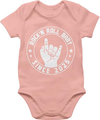 Shirtracer Body Junge Mädchen - Sprüche - Rock'n Roll Baby since 2025-3/6 Monate - Babyrosa - strampler für baby-jungen rock lustig babymode witzig spruch rocker bodys babybody mit sprüchen spruche Shirtracer Body Junge Mädchen - Sprüche - Rock'n Roll Baby since 2025-3/6 Monate - Babyrosa - strampler für baby-jungen rock lustig babymode witzig spruch rocker bodys babybody mit sprüchen spruche von Shirtracer