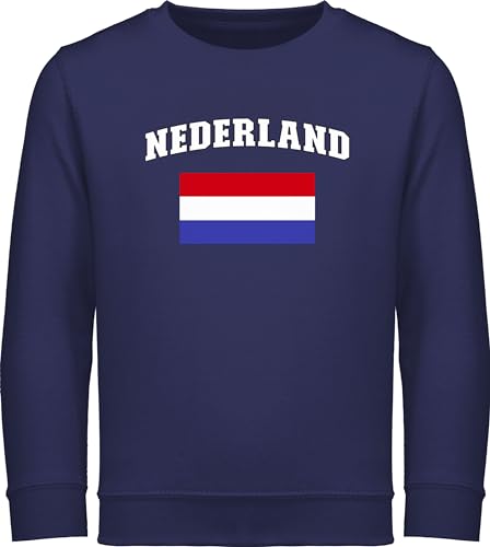 Sweatshirt Kinder Pullover für Jungen Mädchen - Fußball EM WM - Nederland Schriftzug mit Flagge Holland | Fussball Geschenk Weltmeisterschaft Fan Accessoires Europameisterschaft Niederlande - 140 von Shirtracer