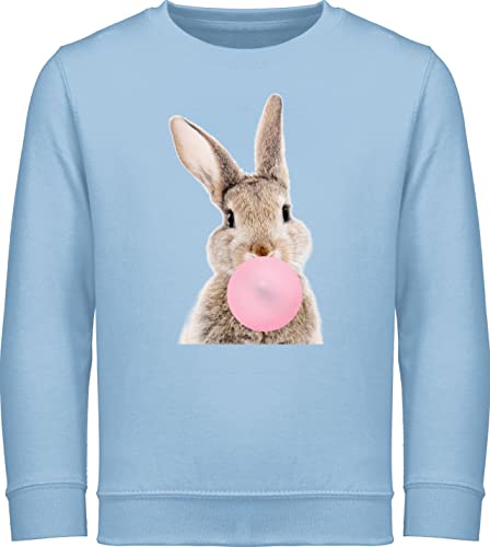 Shirtracer Sweatshirt Kinder Pullover für Jungen Mädchen - Hase Kaugummi I - 104 (3/4 Jahre) - Hellblau - osterpulli osterhasen hasi Pulli ostershirt Osterhase Hasen Langarm hasenmotiv Ostern￼ Kind von Shirtracer