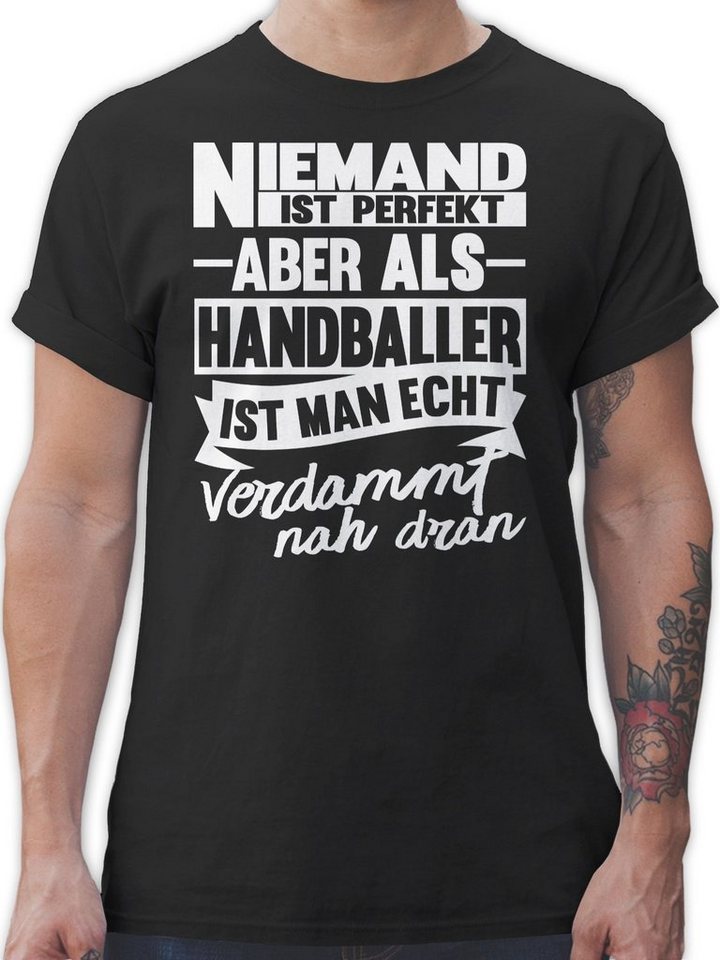 Shirtracer T-Shirt Niemand ist perfekt aber als Handballer ist man echt verdammt nah dran Handball EM 2026 Trikot Ersatz von Shirtracer