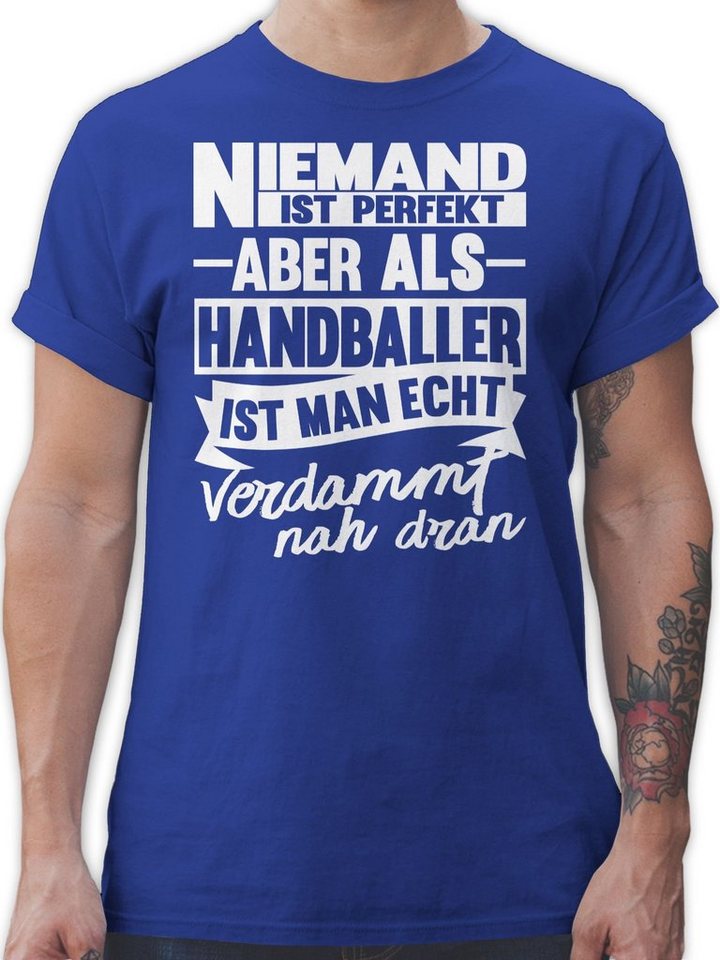Shirtracer T-Shirt Niemand ist perfekt aber als Handballer ist man echt verdammt nah dran Handball EM 2026 Trikot Ersatz von Shirtracer