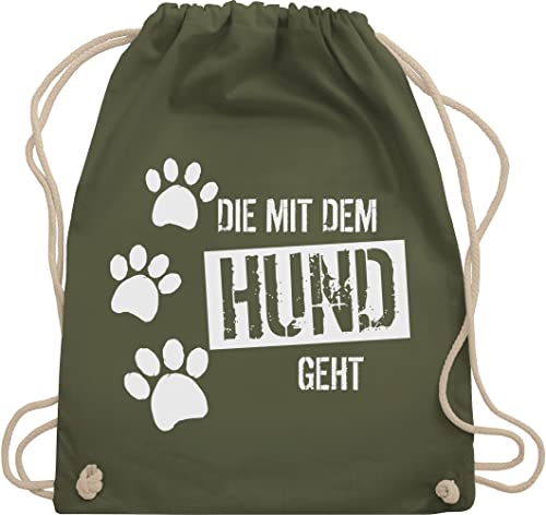 Turnbeutel Rucksack - Geschenk für Hundebesitzer - Die mit dem Hund geht - Unisize - Olivgrün - pfoten sporttasche hunde liebhaber gassi sport beutel hundesprüchen hundepfoten gym bag von Shirtracer