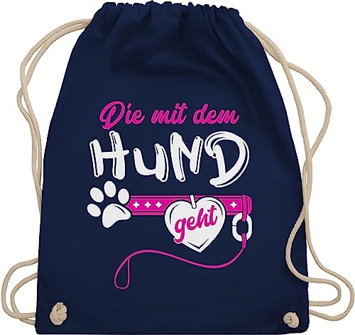 Turnbeutel Rucksack - für Hundebesitzer - Die mit dem Hund geht I Hundemama Hundebesitzerin Hundetrainerin Geschenk - Unisize - Navy Blau - beutel baumwolle beutel+rucksack+mit+sprüchen hundemotiv von Shirtracer