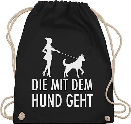 Shirtracer Turnbeutel Rucksack - Geschenk für Hundebesitzer - Die mit dem Hund geht - weiß - Unisize - Schwarz - hundegeschenke sportbeutel+spruch hundefan gassi beutel geschenke hundeliebhaber von Shirtracer