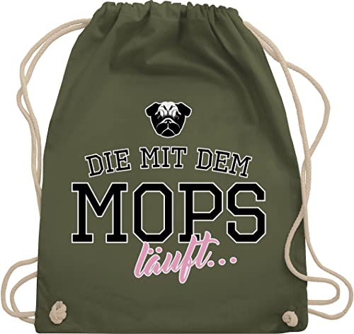 Shirtracer Turnbeutel Rucksack - Geschenk für Hundebesitzer - Die mit dem Mops läuft - Unisize - Olivgrün - beutel tiermotive hund sportbeutel hundespruch stoffrucksack hundesprüche, tasche von Shirtracer