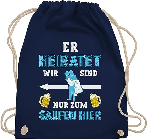 Shirtracer Turnbeutel Rucksack - JGA Junggesellenabschied Männer - Er heiratet wir sind nur zum saufen hier - Unisize - Navy Blau - jungesellenen herren junggesellen hochzeit polter polterer von Shirtracer