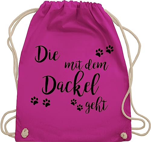 Shirtracer Turnbeutel Rucksack - Sprüche Statement - Die mit dem Dackel geht schwarz - Unisize - Fuchsia - statements dackelmotiv stoffbeutel sprüchen￼ aufschrift spruch von Shirtracer
