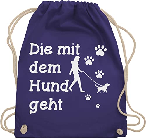 Shirtracer Turnbeutel Rucksack - Sprüche Statement Spruch - Die mit dem Hund geht Pfoten weiß - Unisize - Lila - stoff sprüchen kordelzug aufschrift beutel bedruckt spruche hunde sportbeutel von Shirtracer