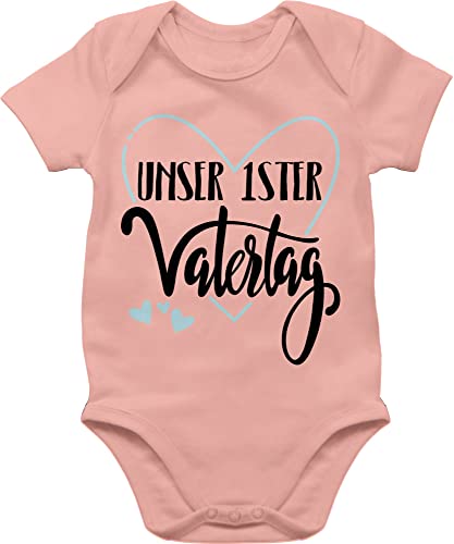 Baby Body Junge Mädchen - Geschenk zum - Unser erster Vatertag - 6/12 Monate - Babyrosa - babybody mit spruch papa kurzarm männertagsgeschenk strampler daddy outfit feuerwehr 1. vatertagsgeschenk von Shirtracer