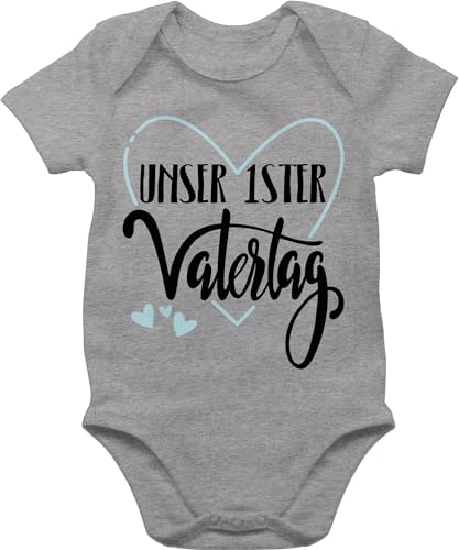 Baby Body Junge Mädchen - Geschenk zum - Unser erster Vatertag - 6/12 Monate - Grau meliert - papa geschenke strampler herrentagsgeschenke outfit herrentagsgeschenk daddy 1.vatertagsgeschenk von Shirtracer