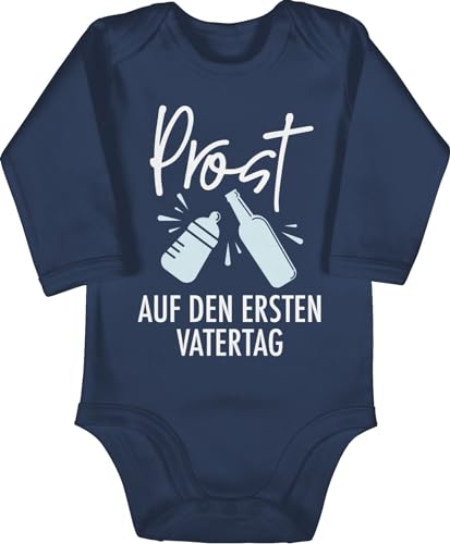 Baby Body langarm Mädchen Junge - Geschenk zum - Prost auf den ersten Vatertag - 6/12 Monate - Navy Blau - herrentag unser erster vatertagsgeschenk männertag alles gute vatertags t shirt von Shirtracer