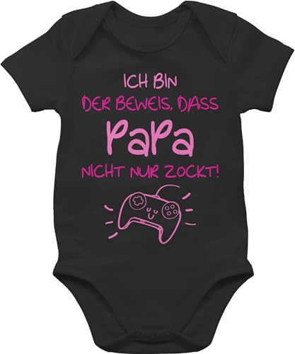 Shirtracer Baby Body Junge Mädchen - Geschenk zum Vatertag - Ich bin der Beweis, dass Papa nicht nur zockt rosa - 1/3 Monate - Schwarz - vatertagsbody papatagsgeschenk beweis bodys dad baby-kleidung von Shirtracer