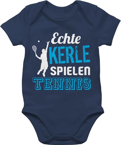 Baby Body Junge Mädchen - Sport & Bewegung - Echte Kerle spielen Tennis - 3/6 Monate - Navy Blau - babysachen jungen strampler bodies babystrampler kinderbodys babykleidung bodys kurzarm babybodys von Shirtracer