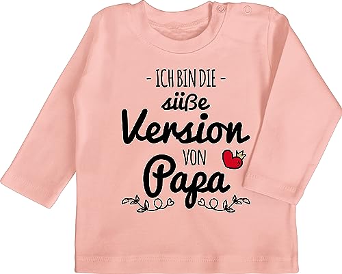 Baby Langarmshirt - Geschenk zum Vatertag - Süße Version von Papa - 6/12 Monate - Babyrosa - Papas süßester fang Shirt Langarm Herrentag zur Geburt mädchen dem Vater t Shirts männertag Spruch von Shirtracer