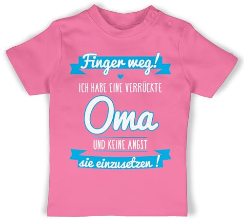 Baby T-Shirt Mädchen Jungen - Sprüche - Ich Habe eine verrückte Oma blau - 18/24 Monate - Pink - mit Aufschrift omi t- Shirts Sachen sprüchen babygeschenke lustig Enkel Shirt Babykleidung von Shirtracer