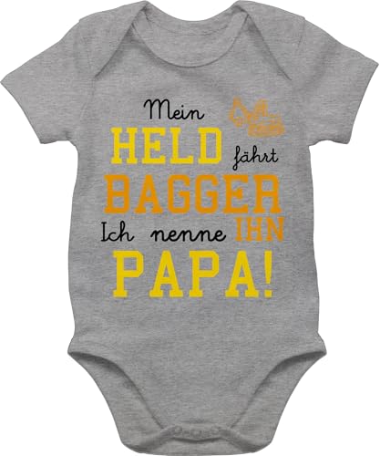 Baby Body Junge Mädchen - Sprüche - Mein Held fährt Bagger - 1/3 Monate - Grau meliert - kleidung mit babymode witzig spruch dad bodys babygeschenk spruche papa strampler babygeschenke sprüchen von Shirtracer