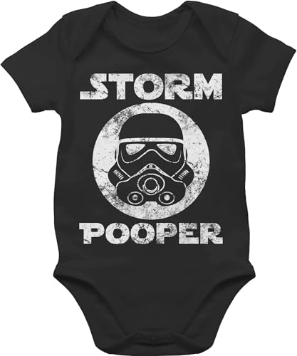 Baby Body Junge Mädchen - Sprüche - Storm Pooper Vintage - 12/18 Monate - Schwarz - bodys für babys mit sprüchen babygeschenke lustig babybody strampler geek spruch babysprüche babybodys von Shirtracer