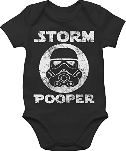 Baby Body Junge Mädchen - Sprüche - Storm Pooper Vintage - 6/12 Monate - Schwarz - mit aufschrift strampler babygeschenk baby+strampler+sprüche lustige babygeschenke babykleidung baby-geschenke von Shirtracer