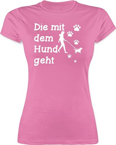 Shirt Damen - Sprüche Statement Spruch - Die mit dem Hund geht Pfoten weiß - M - Rosa - t-Shirt Tshirts Frauen t Tshirt lustig Shirts sprüche-Shirt Frau freche für frech Kurzarm sprüchen von Shirtracer