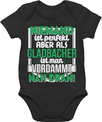 Shirtracer Baby Body Junge Mädchen - Fahnen und Flaggen - Niemand ist perfekt Gladbacher - 3/6 Monate - Schwarz - stadt mönchengladbach babysachen country strampler städte bz10 babybuddy bodys von Shirtracer