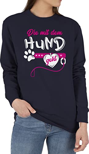 Sweater Pullover Sweatshirt Herren Damen - für Hundebesitzer - Die mit dem Hund geht I Hundemama Hundebesitzerin Hundetrainerin Geschenk - L - Dunkelblau - hundemotiv hundefan gassi pulli spruch Sweater Pullover Sweatshirt Herren Damen - für Hundebesitzer - Die mit dem Hund geht I Hundemama Hundebesitzerin Hundetrainerin Geschenk - L - Dunkelblau - hundemotiv hundefan gassi pulli spruch von Shirtracer