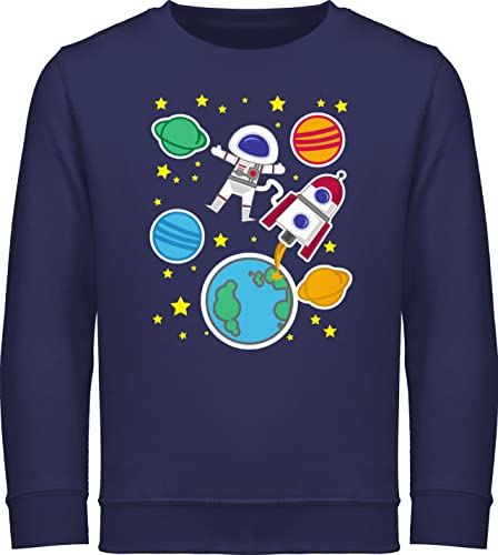 Sweatshirt Kinder Pullover für Jungen Mädchen - Bunt gemischt - Weltall mit Astronaut - 128 (7/8 Jahre) - Navy Blau - reitpullover planeten stern pulli weltraum pullover, raketen kinderkleidung von Shirtracer