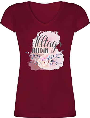 T-Shirt Damen V Ausschnitt - Alltagsheldin Geschenk Mama Krankenschwester Geschenkidee Erzieherin Lehrerin - S - Bordeauxrot - muttertagsgeschenk Mum Shirt Tshirt Mutter mütter t Mutter-t-Shirt von Shirtracer