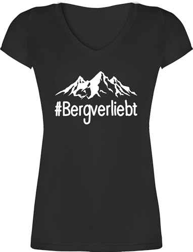 T-Shirt Damen V Ausschnitt - Bergverliebt - weiß - XS - Schwarz - wanderbekleidung Sport Berg Shirts Geschenke für Wanderer Frauen Berge Shirt Fun-t-Shirts wandern Wander Tshirt wandershirt T-Shirt Damen V Ausschnitt - Bergverliebt - weiß - XS - Schwarz - wanderbekleidung Sport Berg Shirts Geschenke für Wanderer Frauen Berge Shirt Fun-t-Shirts wandern Wander Tshirt wandershirt von Shirtracer