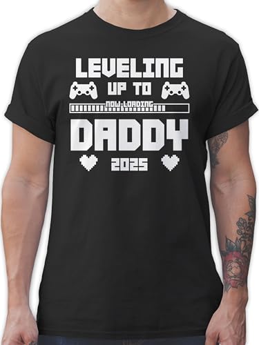 T-Shirt Herren - Geschenk zum Vatertag - Daddy Loading 2025 Level Up - XXL - Schwarz - Vatertagsgeschenk werdender Papa Himmelfahrt Shirt Vatertagsgeschenke dad-to-be Tshirt ich werde von Shirtracer
