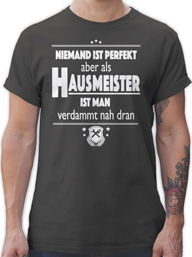 T-Shirt Herren - Handwerker Geschenke - Niemand ist perfekt Aber als Hausmeister ist Man verdammt nah dran - XXL - Dunkelgrau - männer Tshirt sprüche t Shirt Shirts Tshirts thisirt t-Shirts für von Shirtracer