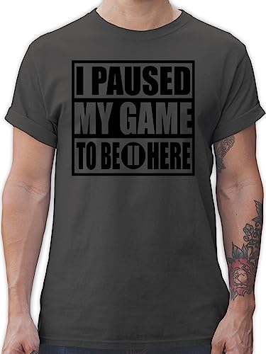 T-Shirt Herren - Nerd Geschenke - I Paused My Game to be here - schwarz - M - Dunkelgrau - Tshirt geekshirt zocker tischirt. nerdige Shirts zocken Shirt Gaming-Shirt Gamer tishrt Geschenk Geek von Shirtracer