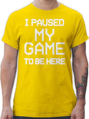 T-Shirt Herren - Nerd Geschenke - I Paused My Game to be here - weiß - M - Gelb - geekshirt zocker Gamer Tshirt nerdige Shirts zocken Shirt Gaming-Shirt Geek Geschenk Nerds Games Geeks Baumwoll von Shirtracer