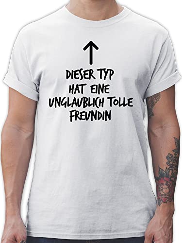 T-Shirt Herren - Valentinstag - Dieser Typ hat eine unglaublich tolle Freundin - XL - Weiß - Paar Geschenk für Valentine Geschenke ihn kleinigkeit Alles Liebe zum Freund männer valentinstags von Shirtracer