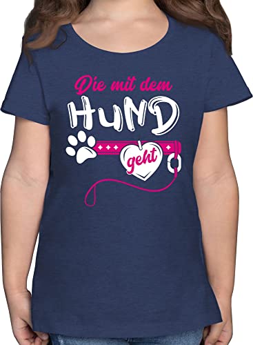 T-Shirt Mädchen - Statement Sprüche Kinder - Die mit dem Hund geht I Hundemama Hundebesitzerin Hundetrainerin Geschenk - 128 (7/8 Jahre) - Dunkelblau Meliert - t- Shirt t Tshirt Shirts von Shirtracer