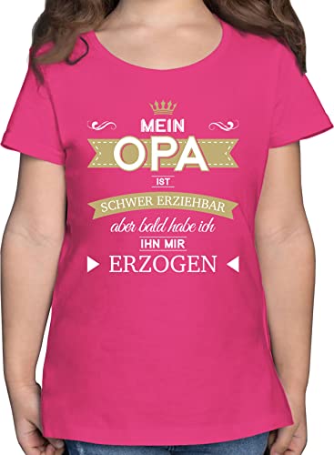 T-Shirt Mädchen - Statement Sprüche Kinder - Mein Opa ist schwer erziehbar Bald Habe ich ihn Mir erzogen - 128 (7/8 Jahre) - Fuchsia - Tshirt enkelin,Kinder t. Shirt mit Spruch spruche von Shirtracer