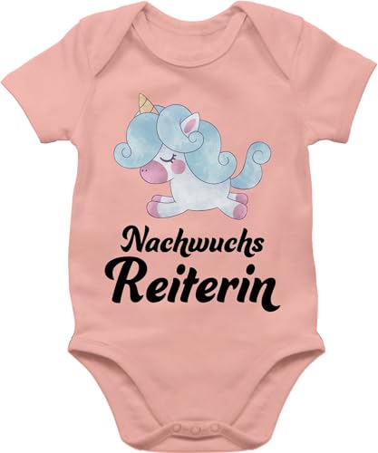 Baby Body Junge Mädchen - Pferde - Nachwuchsreiterin - 6/12 Monate - Babyrosa - reiter geschenk kurzarm sachen zubehöhr babygeschenke pferd reitsport einhorn baby-body body+ frau babysachen jungen von Shirtracer