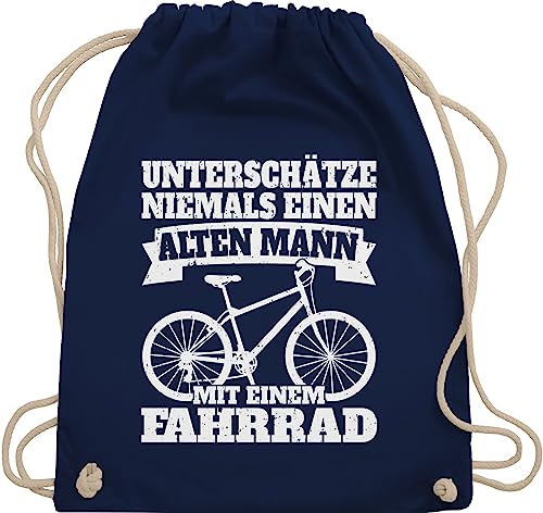 Shirtracer Turnbeutel Rucksack - Radsport Taschen - Unterschätze niemals einen alten Mann mit einem Fahrrad - weiß - Unisize - Navy Blau - fahrradfahrer geschenke rad radler beutel geschenk radfahrer von Shirtracer