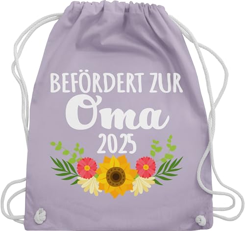 Turnbeutel Rucksack - Geschenk - Befördert zur Oma 2025 mit Blumen- weiß - Unisize - Pastell Lila - werdende kleinigkeit für omi 2022 beutel geschenke frischgebackene enkelkinder omas stoffbeutel von Shirtracer