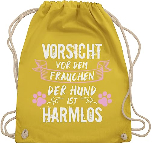 Turnbeutel Rucksack - Geschenk für Hundebesitzer - Vorsicht vor dem Frauchen der Hund ist harmlos - Grunge/Vintage - Weiß - Unisize - Gelb - hunden sportbeutel hundesprüchen tasche hundefreunde von Shirtracer