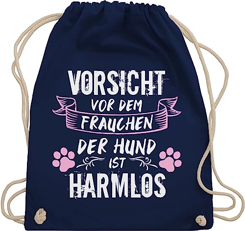 Turnbeutel Rucksack - Geschenk für Hundebesitzer - Vorsicht vor dem Frauchen der Hund ist harmlos - Grunge/Vintage - Weiß - Unisize - Navy Blau - hundemotiv statement stoffbeutel hundehalter von Shirtracer