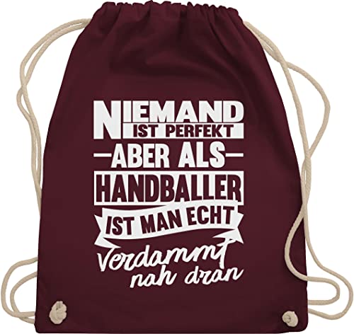 Turnbeutel Rucksack - Handball EM 2026 Trikot Ersatz - Niemand ist perfekt aber als Handballer ist man echt verdammt nah dran - Unisize - Bordeauxrot - handballbeutel hanball handball-tshirt von Shirtracer