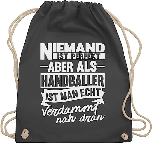 Turnbeutel Rucksack - Handball WM 2023 Trikot Ersatz - Niemand ist perfekt aber als Handballer ist man echt verdammt nah dran - Unisize - Dunkelgrau - turnen tasche baumwoll stoff kordelzug beutel von Shirtracer