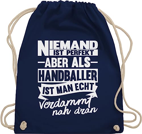 Turnbeutel Rucksack - Handball WM 2023 Trikot Ersatz - Niemand ist perfekt aber als Handballer ist man echt verdammt nah dran - Unisize - Navy Blau - juterucksäcke halbball juterucksack handball. Turnbeutel Rucksack - Handball WM 2023 Trikot Ersatz - Niemand ist perfekt aber als Handballer ist man echt verdammt nah dran - Unisize - Navy Blau - juterucksäcke halbball juterucksack handball. von Shirtracer
