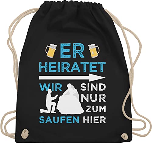 Shirtracer Turnbeutel Rucksack - JGA Junggesellenabschied Männer - Er Heiratet - Wir sind nur zum Saufen hier - Bräutigam - Unisize - Schwarz - polter rucksäcke jungesellenabschied beutel outfit von Shirtracer