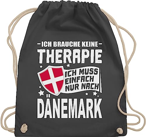 Turnbeutel Rucksack - Länder Fahnen und Flaggen - Ich brauche keine Therapie Ich muss einfach nur nach Dänemark - weiß - Unisize - Dunkelgrau - country danish beutel daenemark zugbeutel souvenir von Shirtracer