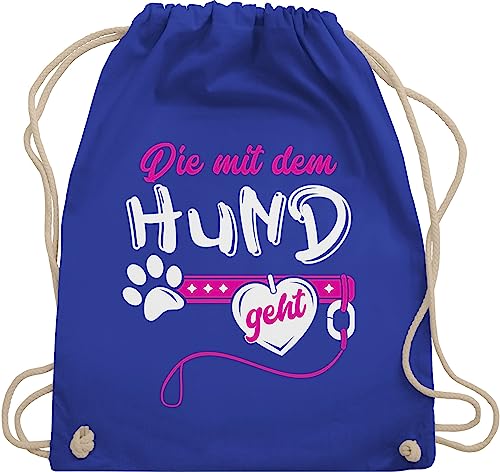 Turnbeutel Rucksack - für Hundebesitzer - Die mit dem Hund geht I Hundemama Hundebesitzerin Hundetrainerin Geschenk - Unisize - Royalblau - hundegeschenke sportbeutel+spruch hundefan gassi beutel von Shirtracer