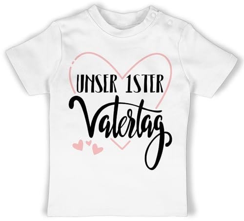 Baby T-Shirt Mädchen Jungen - Geschenk zum - Unser erster Vatertag I - 6/12 Monate - Weiß - erstes Vatertagsgeschenk Tochter vatertagstshirt papatagsgeschenk First Fathers Day Tshirt 1 Shirt Daddy von Shirtracer