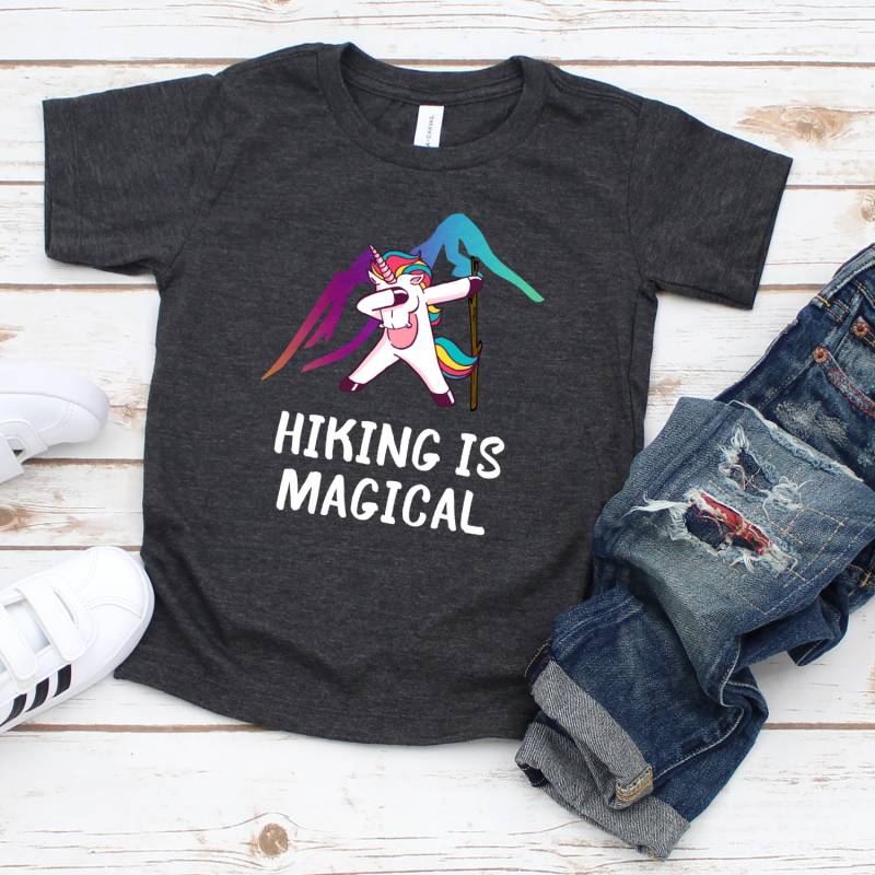 Kinder Einhorn Camping Shirt Für Mädchen Und Jungen Lustiges Geschenk Happy Campicorn Tupfendes Camper von ShirtsandGifts