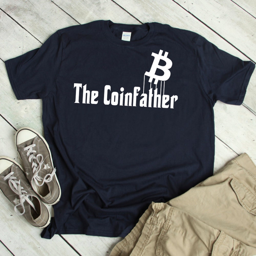 Lustiges Bitcoin-Shirt Kryptowährung - Bitcoin-Geschenk-Investor-Krypto-Währungs-T-stück The Coinfather Bitcoin Zeichen-Parodie Unisex T-Shirt von ShirtsandGifts